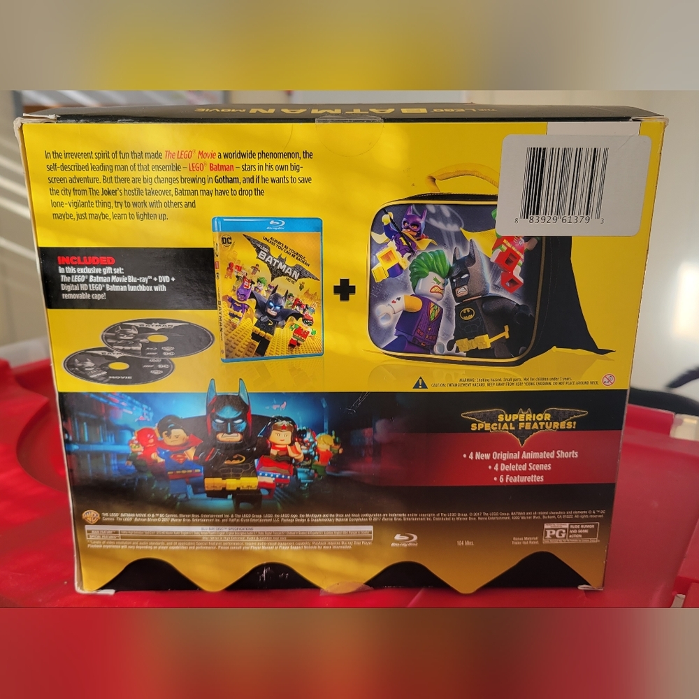 NIB The Lego Batman Movie Exclusive Lunchbox with Removable Cape and Movie - Picture 2 of 7